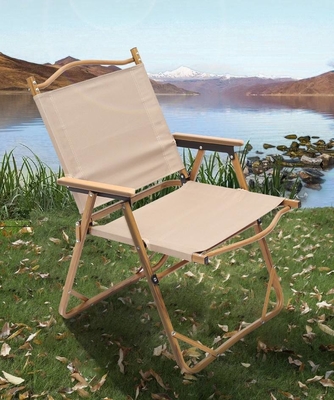 55cmのバックパックが付いている屋外の椅子の余暇のカーミット キャンプのアルミニウム折る浜
